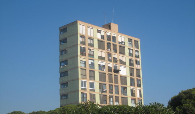Vértice geodésico encima del edificio "Torre Gavà" de Gavà Mar